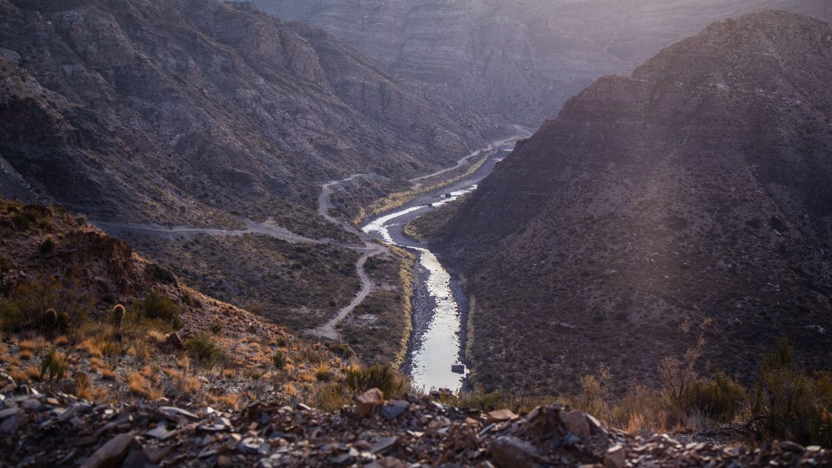 El dique El Baqueano, en el río Diamante, es una de las obras a las que en un principio se destinó parte de los fondos de Portezuelo del Viento, pero que ahora está en veremos. El dique El Baqueano, en el río Diamante, es una de las obras a las que en un principio se destinó parte de los fondos de Portezuelo del Viento, pero que ahora está en veremos.
