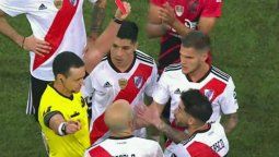 El VAR lo ve todo: Casco metió mano y dejó a River con uno menos