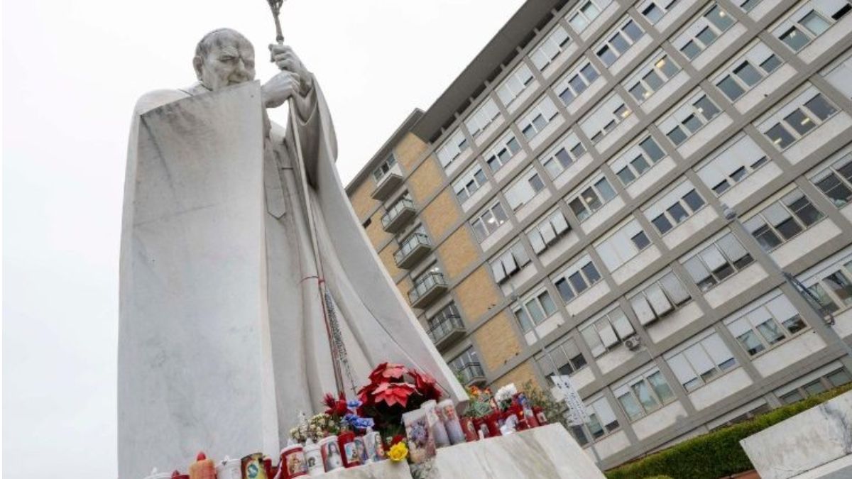 Fieles dejan ofrendas frente al Policlínico Gemellii donde está internado el Papa Francisco (Foto Gentileza Vatican News).