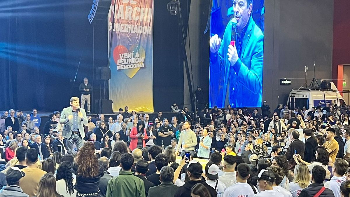 Omar De Marchi hablando ante la multitud en el Arena Maipú. Omar De Marchi hablando ante la multitud en el Arena Maipú.