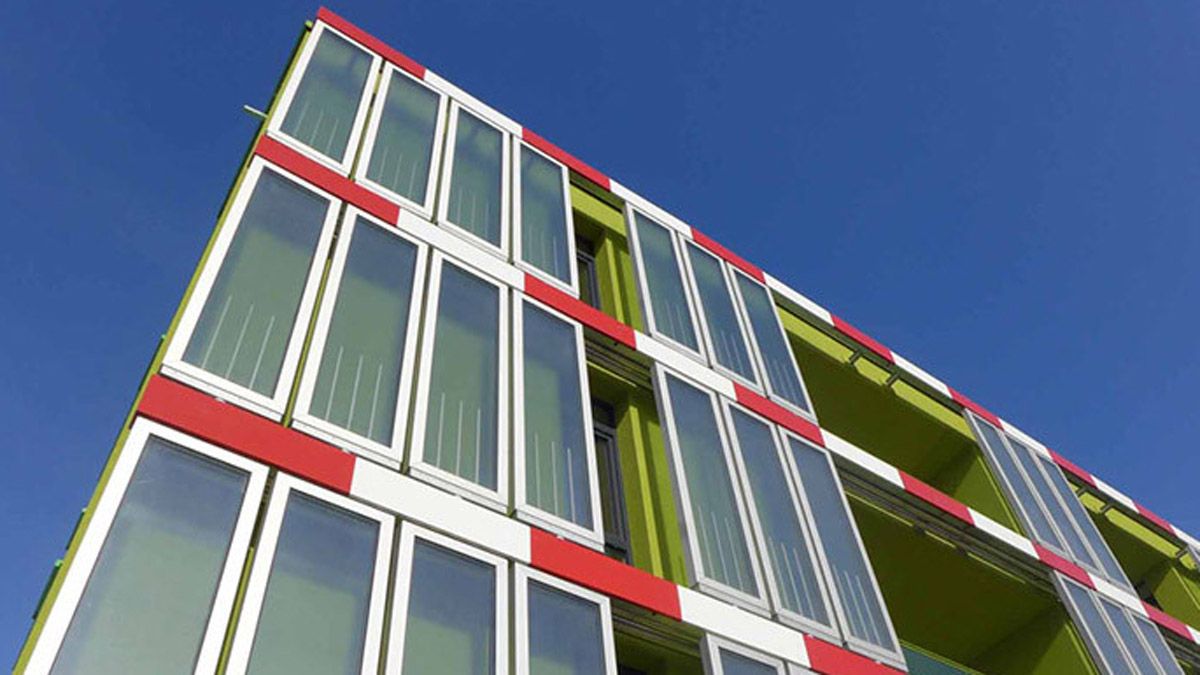 En invierno, cuando la luz es débil, las algas no se propagan y la fachada queda transparente. En verano, las algas se multiplican y controlan la luz que ingresa al edificio. 