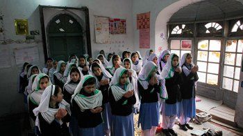 Una escuela paquistaní reabrió tras masacre de 150 alumnos