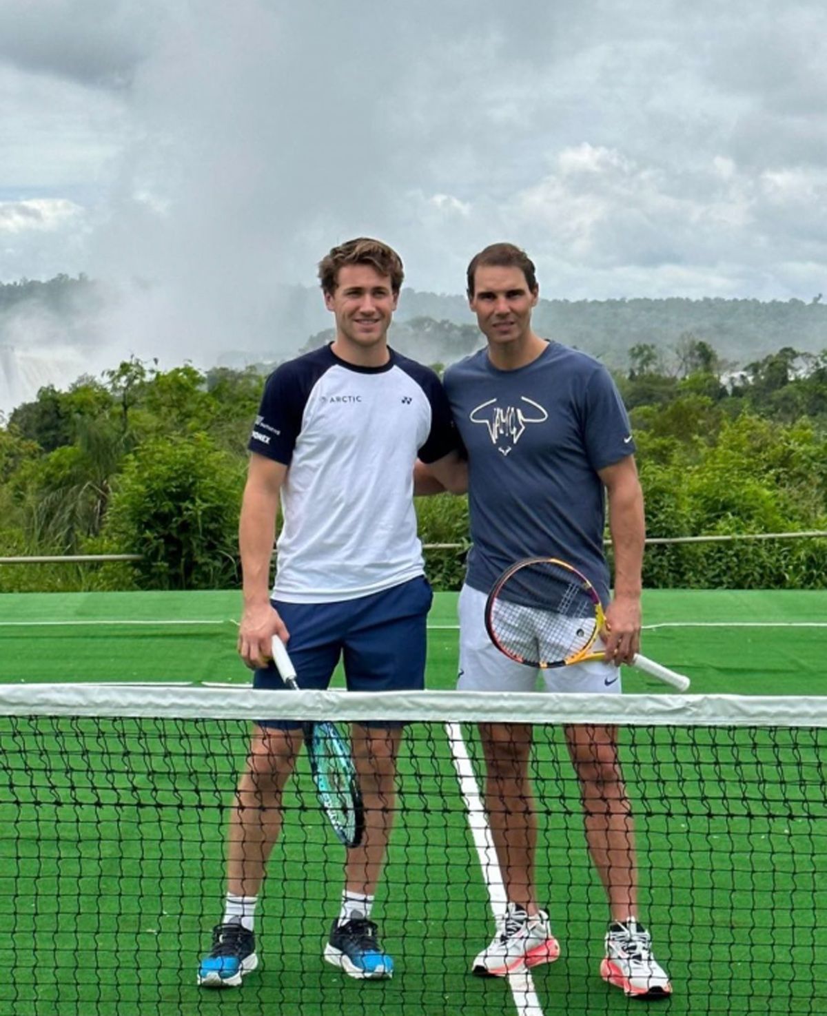 Rafael Nadal y Casper Ruud con las Cataratas del Iguazú de fondo