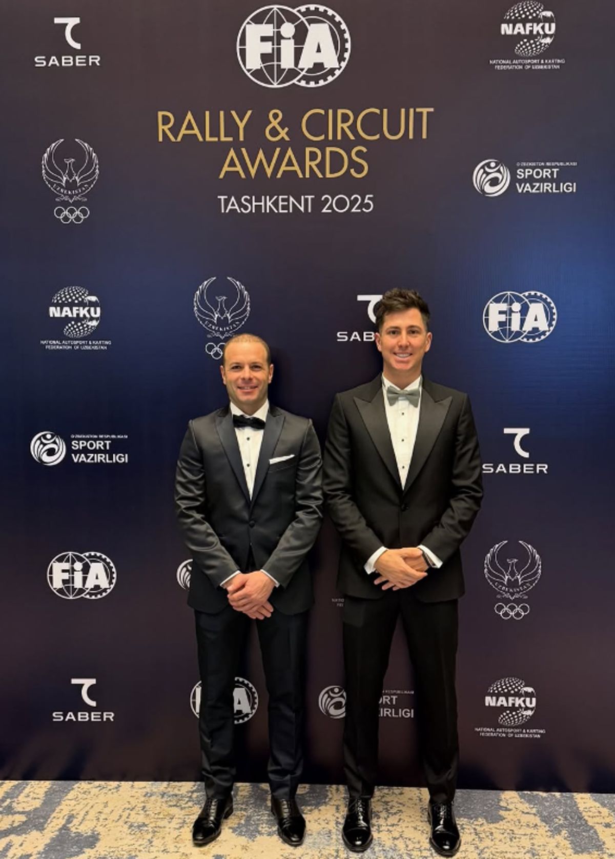Juan Cruz Yacopini junto al español Dani Oliveras en la Gala de la FIA.