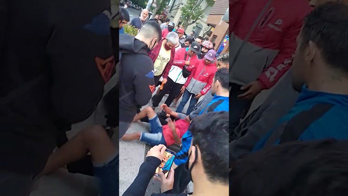 Justicia por mano propia. Una joven golpeó a un ladrón.