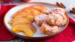 Los buñuelos de manzana sin harina ni frituras son una de las recetas más saludables para sumar a la dieta.
