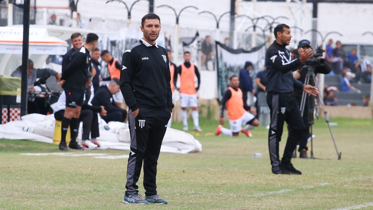 El DT se refirió a la profesión que ejerce, se siente agradecido a los jugadores y a la dirigencia por la confianza que le dan. El DT se refirió a la profesión que ejerce, se siente agradecido a los jugadores y a la dirigencia por la confianza que le dan.