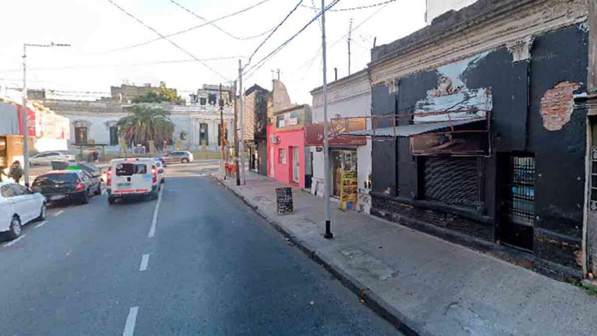 El joven fue a reclamar por la reparación de un celular, a un local de Avellaneda, y fue atacado a balazos