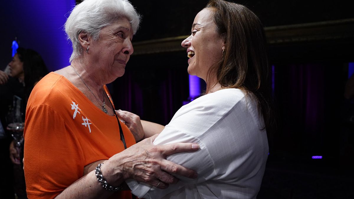 La titular de la Cámara de Diputados, Cecilia Moreau, junto a luna de las mujeres que fueron reconocidas.