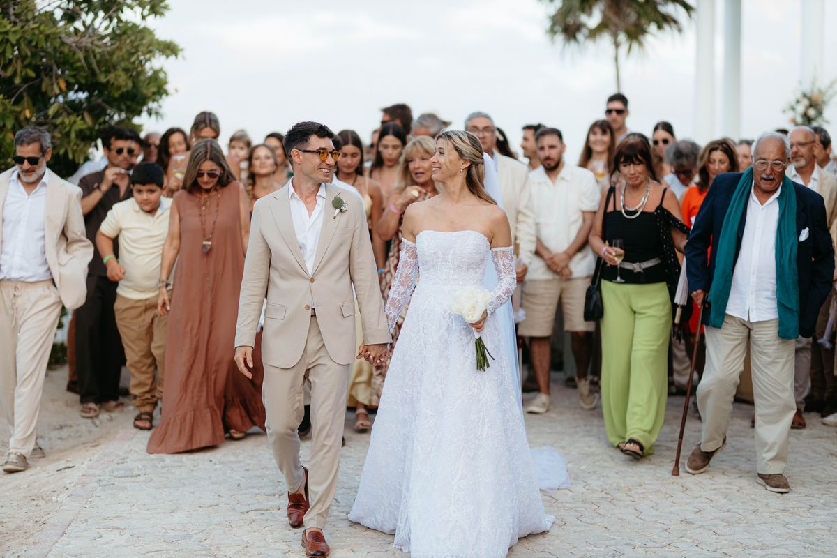 Unos 100 amigos y familiares de los novios volaron desde distintas partes del mundo para la boda de Agustín Neglia y Mariana Rojas en el Caribe. Unos 100 amigos y familiares de los novios volaron desde distintas partes del mundo para la boda de Agustín Neglia y Mariana Rojas en el Caribe.