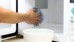 El vinagre blanco dentro del microondas puede ser la solución a diversos problemas