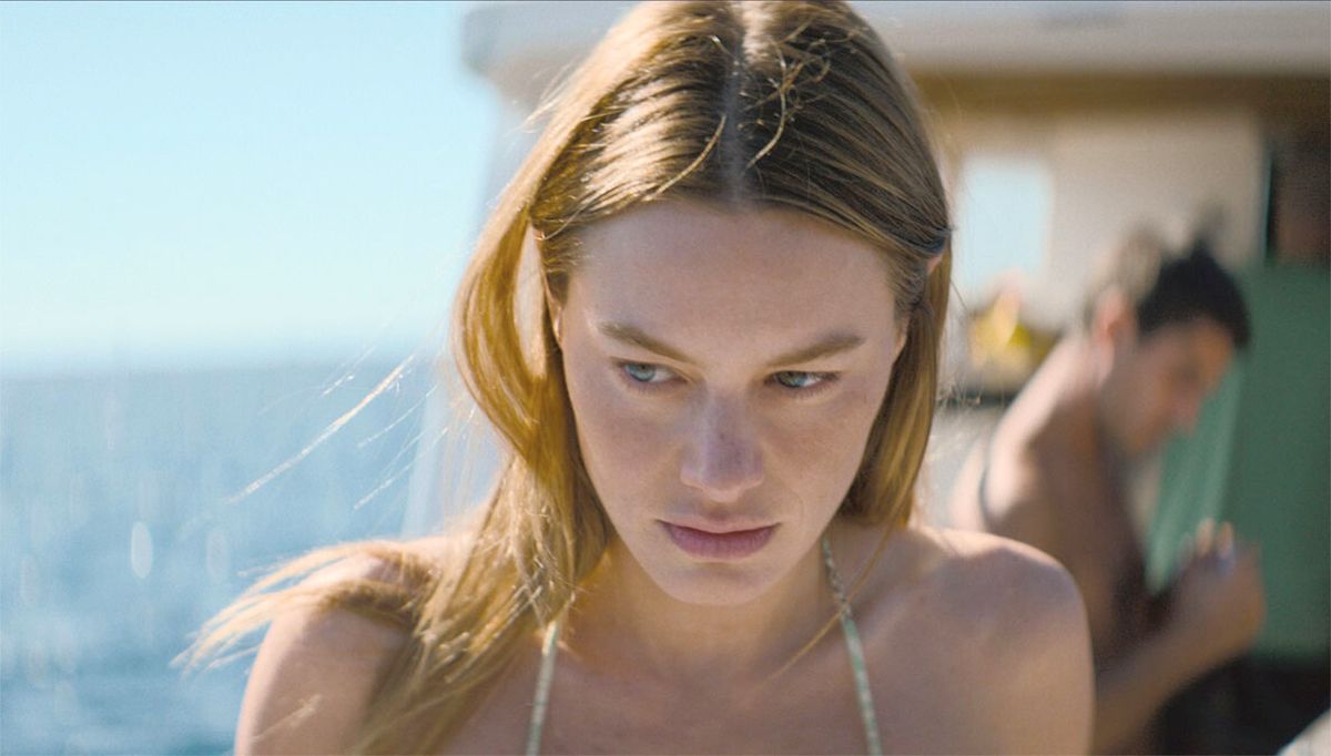 La actriz Camille Rowe interpreta a Roxana Aubrey﻿ en la película de Netflix.