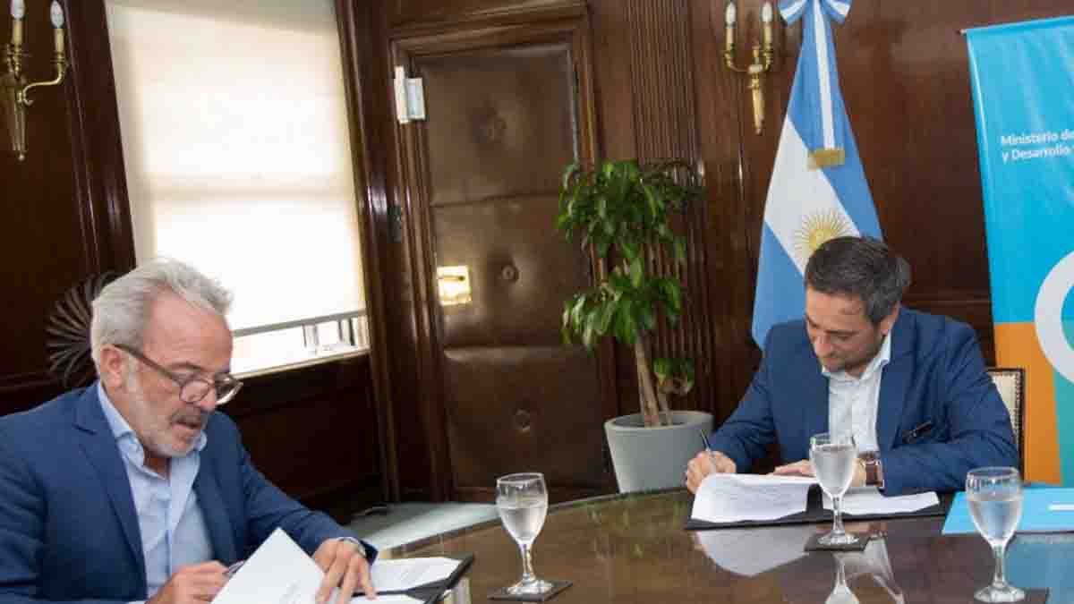 Pusieron la firma. El secretario de Ambiente de Mendoza, Humberto Mingorance, y el ministro de Ambiente de la Nación, Juan Cabandié, rubricaron un convenio.