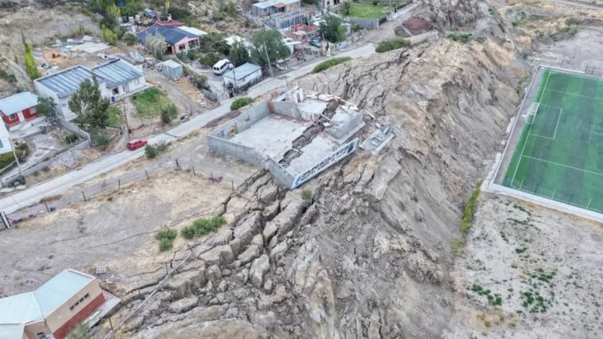 Construcciones de un barrio partidas al medio tras el deslizamiento de un cerro en Comodoro Rivadavia.