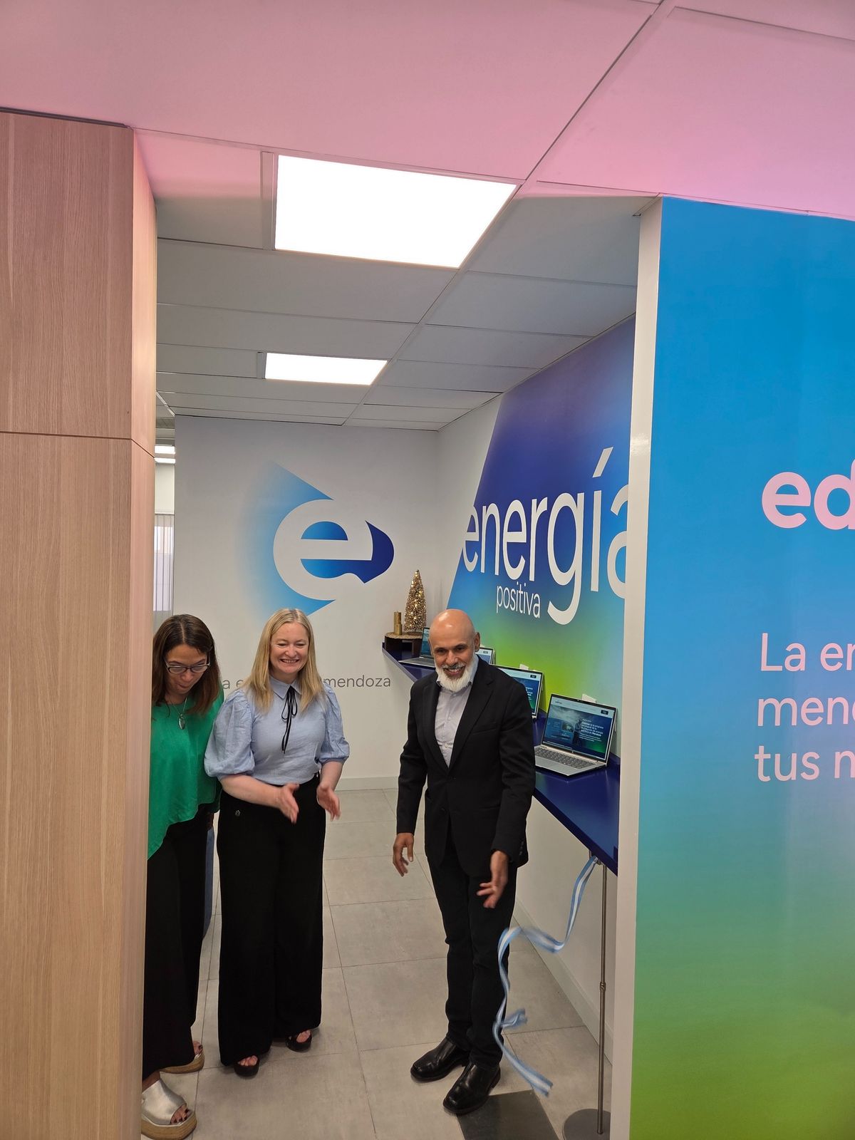La vicegobernadora Hebe Casado y el gerente general de Edemsa, Ariel Palumbo, en las nuevas oficinas de la distribuidora. La vicegobernadora Hebe Casado y el gerente general de Edemsa, Ariel Palumbo, en las nuevas oficinas de la distribuidora.