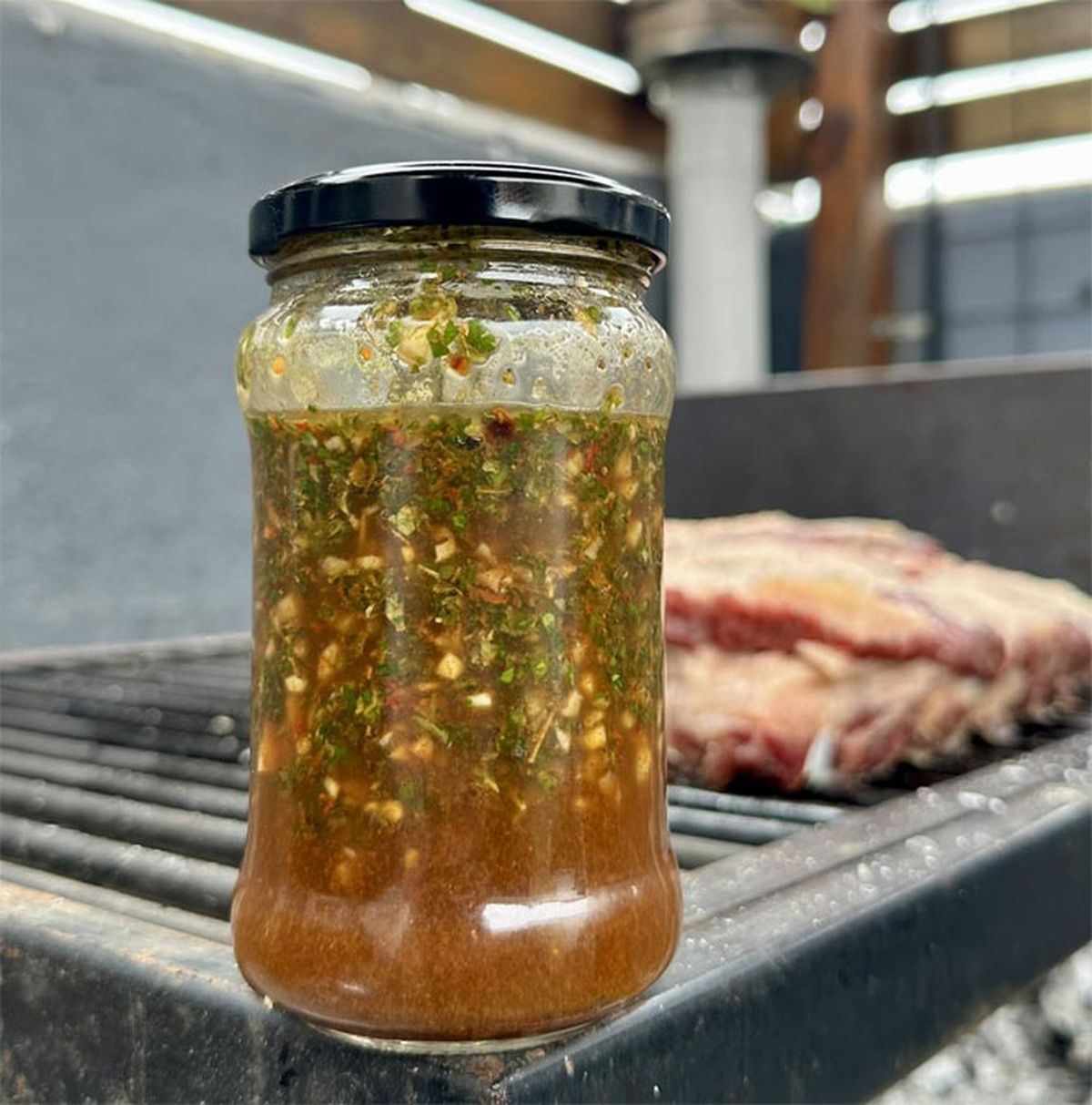 Muchos prefieren elaborar esta receta de chimichurri casero para ponerle a los cortes de carne del asado. Muchos prefieren elaborar esta receta de chimichurri casero para ponerle a los cortes de carne del asado.