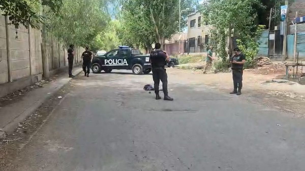 Testigos indicaron que los delincuentes golpearon en la cabeza a un ciclista y le robaron el rodado. Testigos indicaron que los delincuentes golpearon en la cabeza a un ciclista y le robaron el rodado.