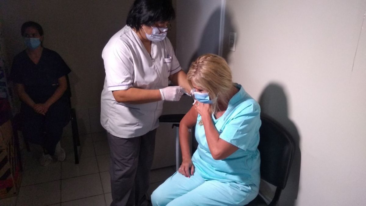 EL personal de Terapia Intensiva y Guardia de los hospitales El Carmen y Fleming, pertenecientes a la OSEP comenzaron a ser vacunados este lunes con la vacuna rusa contra el coronavirus.