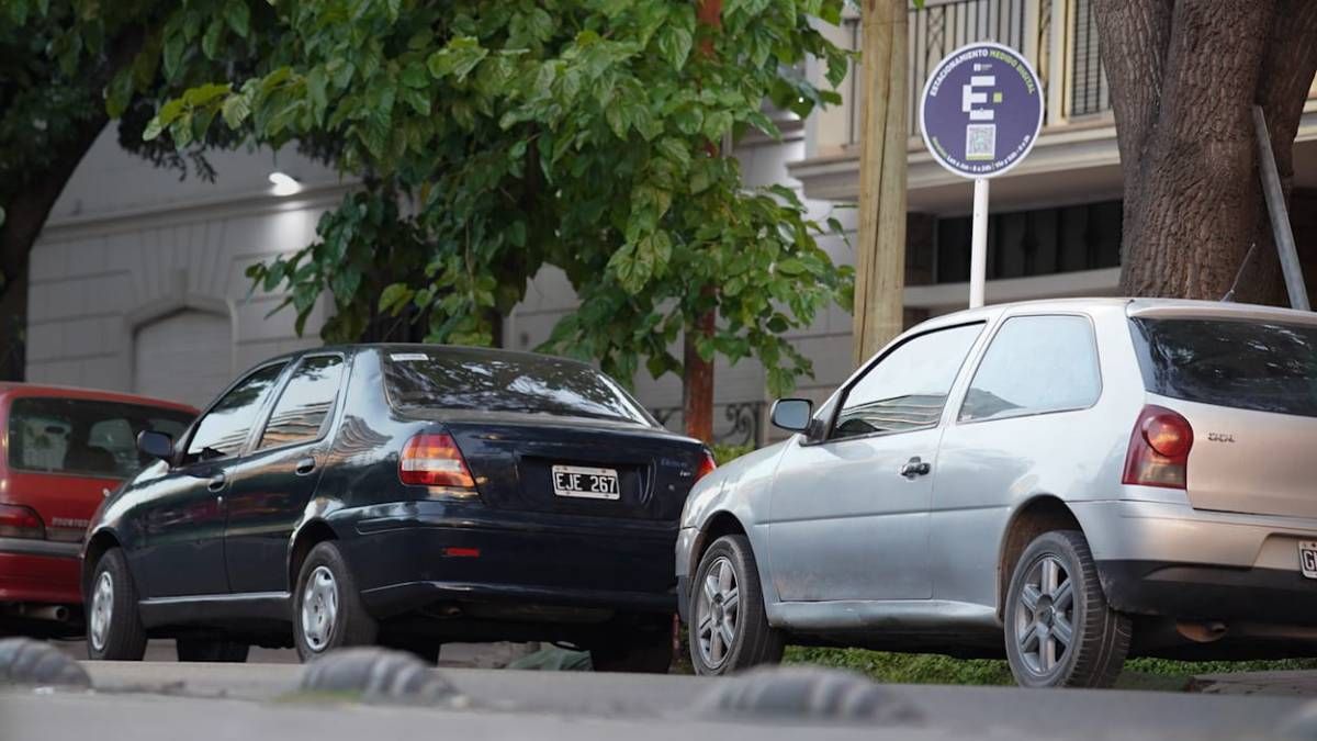 La Ciudad de Mendoza comenzó este lunes con el sistema de estacionamiento medido digital.