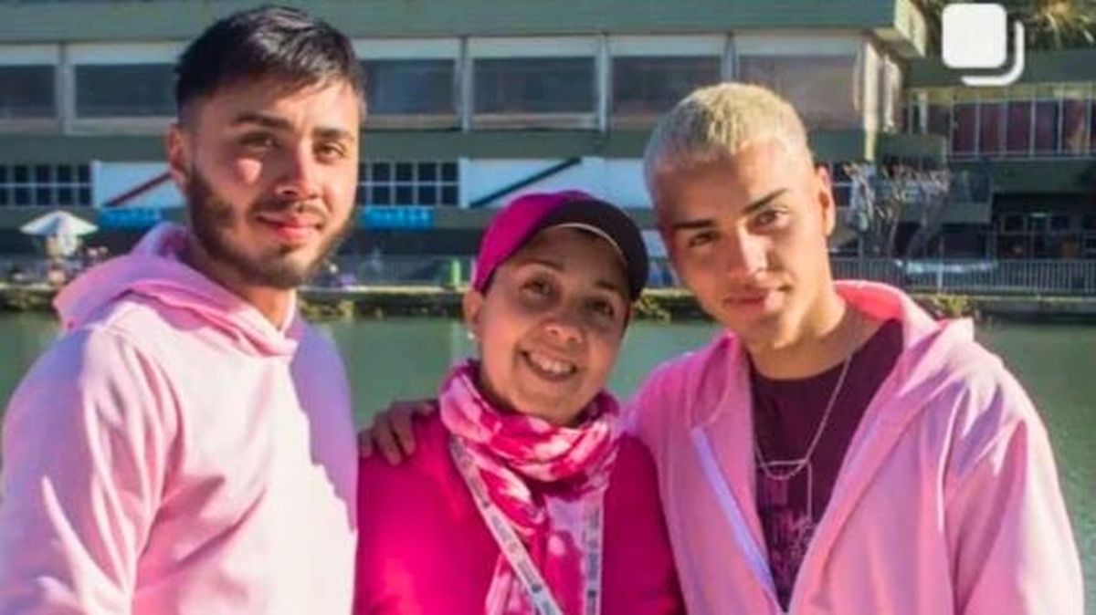 Acompañada por sus dos hijos. "De esta salimos juntos, mamá", le escribieron en un posteo de Instagram. Acompañada por sus dos hijos. "De esta salimos juntos, mamá", le escribieron en un posteo de Instagram.