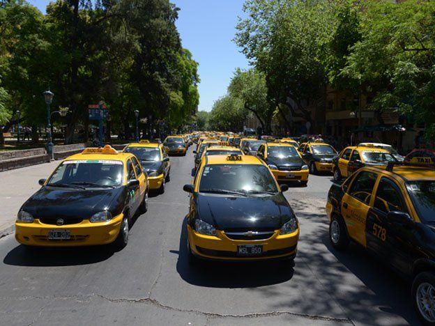 Los propietarios de taxis quieren elevar la bajada de bandera a $10