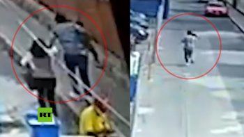 Filman el momento en que una niña es arrebatada de los brazos de su madre