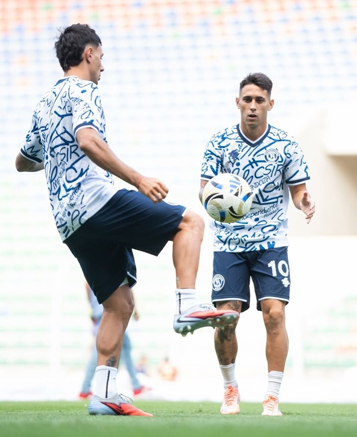 Tom&aacute;s Bottari y Mat&iacute;as Fern&aacute;ndez, socios en cancha en Independiente Rivadavia; tambi&eacute;n amigos afuera.&nbsp;