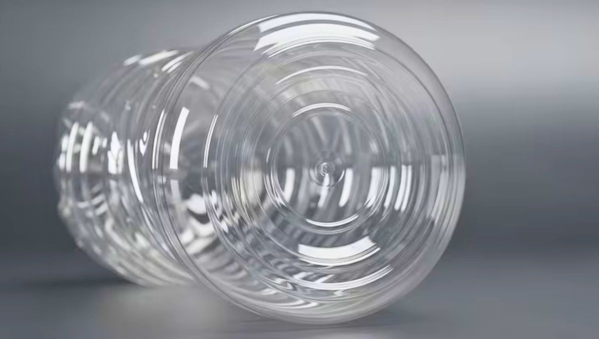 Aunque la mayoría de las botellas de plástico tiene cuatro “patitas” en la base, no todas presentan este diseño. En el caso de las bebidas sin gas, los envases suelen tener la base plana. Aunque la mayoría de las botellas de plástico tiene cuatro “patitas” en la base, no todas presentan este diseño. En el caso de las bebidas sin gas, los envases suelen tener la base plana. 