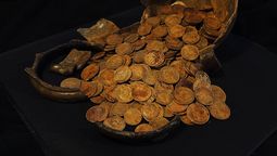 Las monedas estaban escondidas bajo una casa.