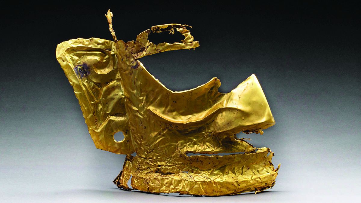 Una máscara de oro de 28 centímetros de alto recién encontrada en la fosa Nro. 5 en el sitio de Sanxingdui. XINHUA