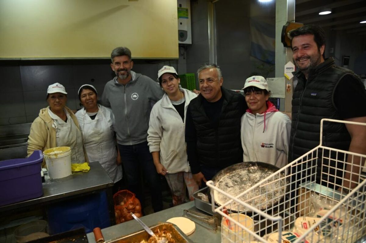 Cornejo y Ulpiano Suarez con trabajadores y emprendedores del Mercado Central.