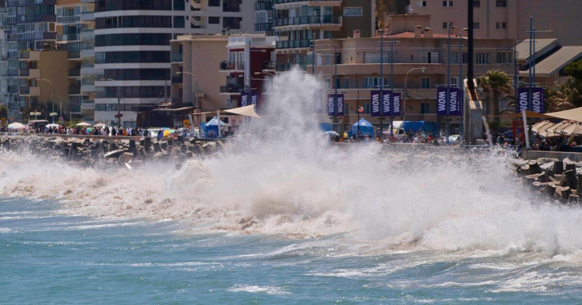 Los turistas argentinos, en su mayoría mendocinos, son testigos de las peligrosas olas que acechan a Viña del Mar y Valparaíso.