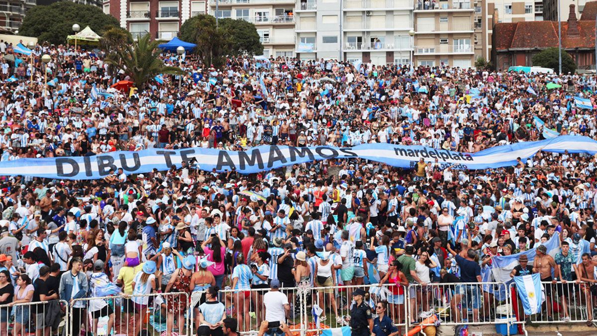 Miles de fanáticos recibieron a Dibu Martínez en Mar del Plata tras la coronación de la Selección argentina