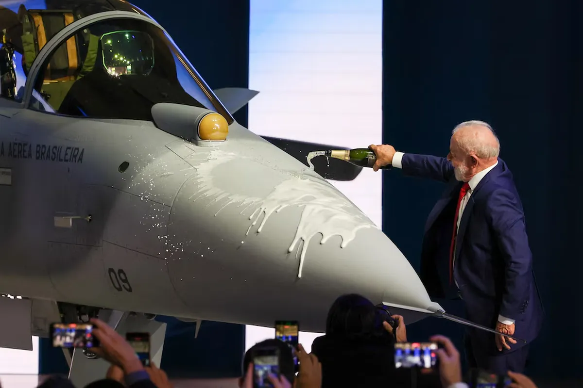 El presidente de Brasil, Lula da Silva, presentó su primer avión de combate supersónico fabricado en ese país.&nbsp;