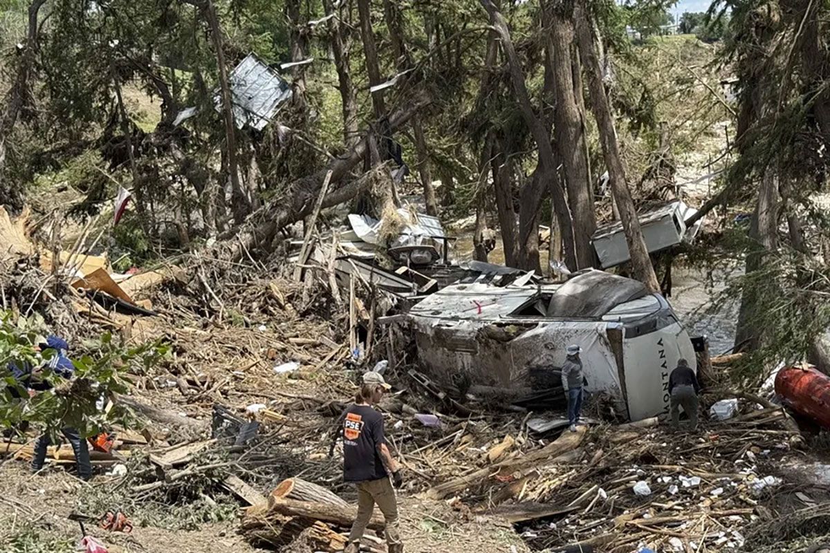 Personas recogiendo escombros en las zonas afectadas por las inundaciones, en Kerrville, Texas (Archivo). Crédito: EFE/ Octavio Guzmán.