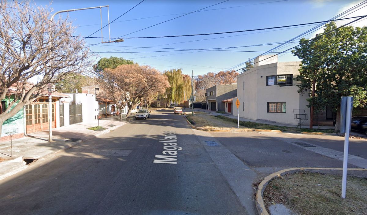 La empleada limpiaba la vereda cuando los delincuentes entraron por el fondo de la casa de calle Magallanes al 100, en Luján.