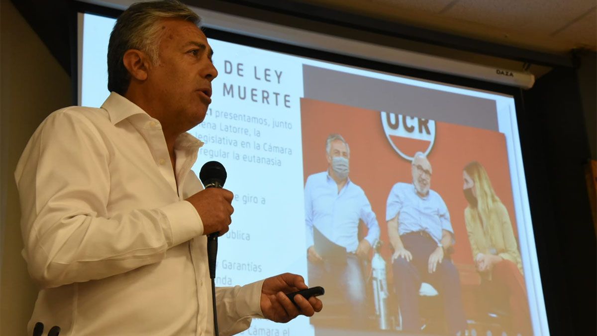Alfredo Cornejo durante la presentación de la iniciativa en la Facultad de Ciencias Médicas de la UNCuyo.