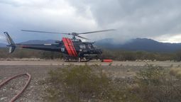 El Helicóptero Halcón (Eurocopter AS350 Ecureuil) de la Policía de Mendoza, se sumó al trabajo de los bomberos voluntarios y los del Cuartel Central, para atacar los cuatro focos del incendio forestal que se produjo en el límite de la Reserva Natural Villavicencio, en Las Heras.