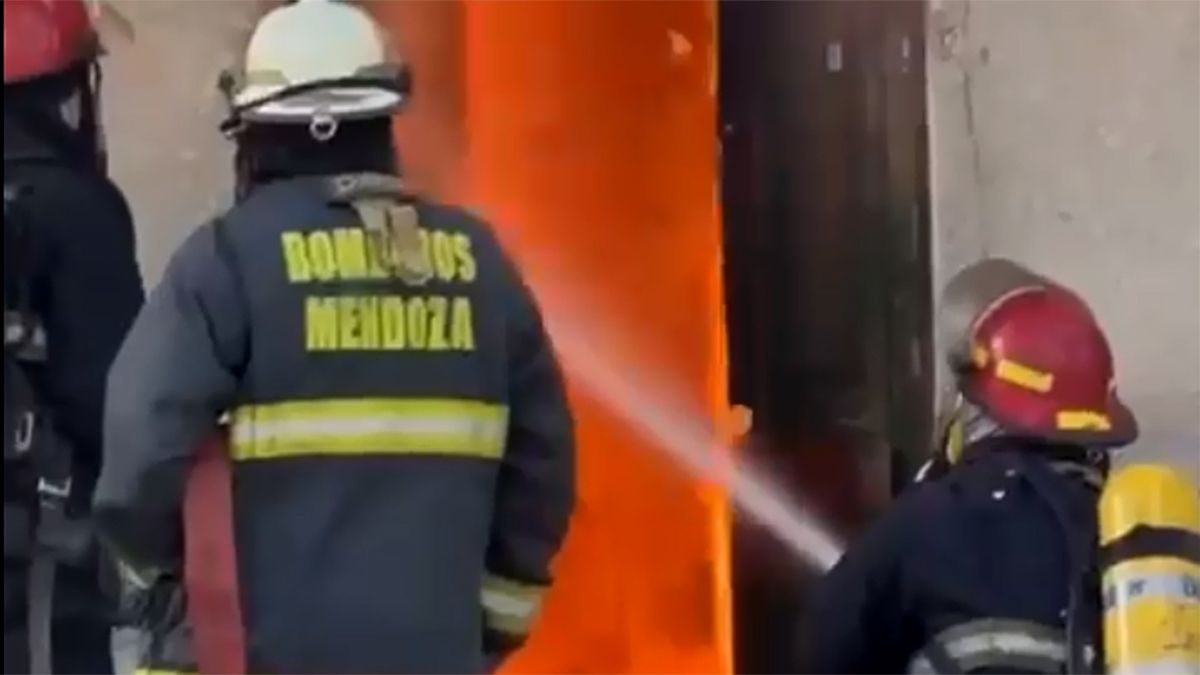 Los bomberos de Cuartel Central llegaron rápidamente para tratar de controlar el fuego. No hubo heridos