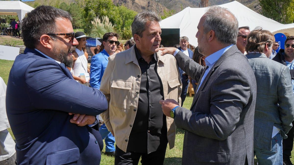 Matías Stevanato se acercó a hablar con el ex ministro de Economía, Sergio Massa, que llegó a Mendoza para participar de la Vendimia Solidaria 2025. Matías Stevanato se acercó a hablar con el ex ministro de Economía, Sergio Massa, que llegó a Mendoza para participar de la Vendimia Solidaria 2025.