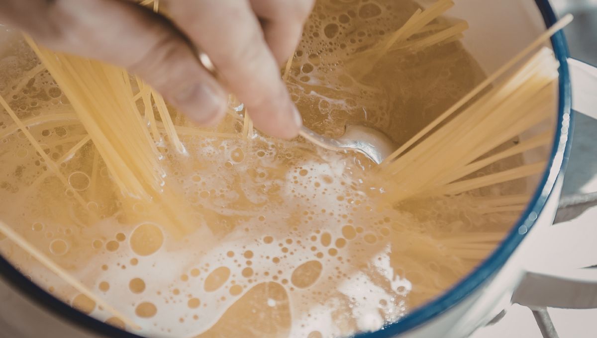 Usando un poco de manteca podemos evitar que el agua hirviendo salga por la olla.