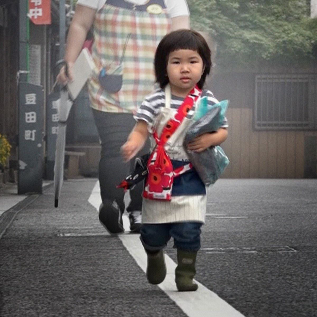 &nbsp;La persistencia del acoso a mujeres y niñas en el metro llevó a la implementación de vagones exclusivos para mujeres en algunas líneas desde el año 2000.&nbsp;