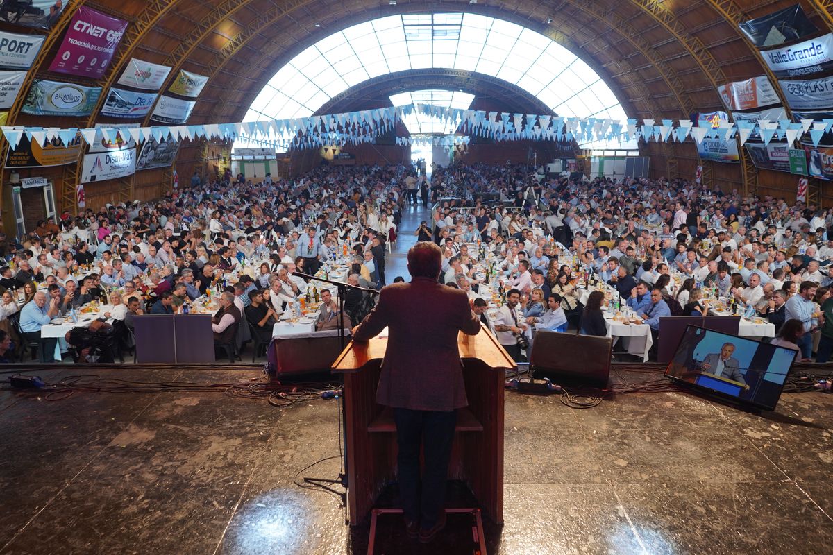 Alfredo Cornejo en la Fiesta de la Ganadería, frente a una multitud de empresarios del sector, intendentes y vecinos de General Alvear. Alfredo Cornejo en la Fiesta de la Ganadería, frente a una multitud de empresarios del sector, intendentes y vecinos de General Alvear.