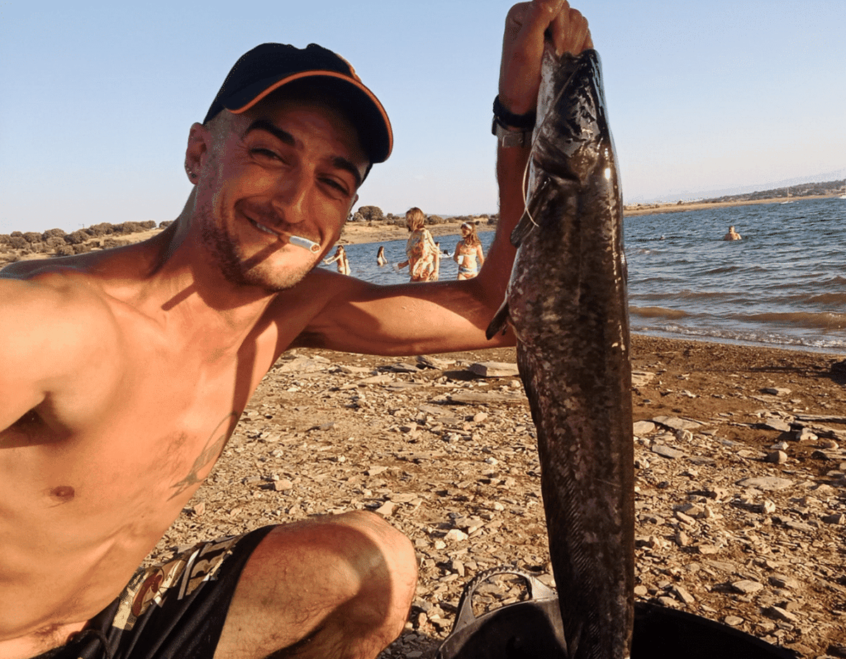 El pescador se llevó una sorpresa al sacar al pez del agua. El pescador se llevó una sorpresa al sacar al pez del agua.