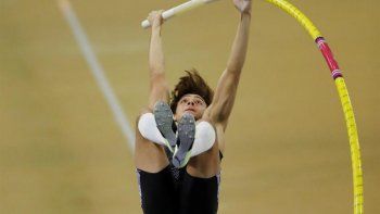 Armand Duplantis marcó un nuevo récord mundial de salto con garrocha