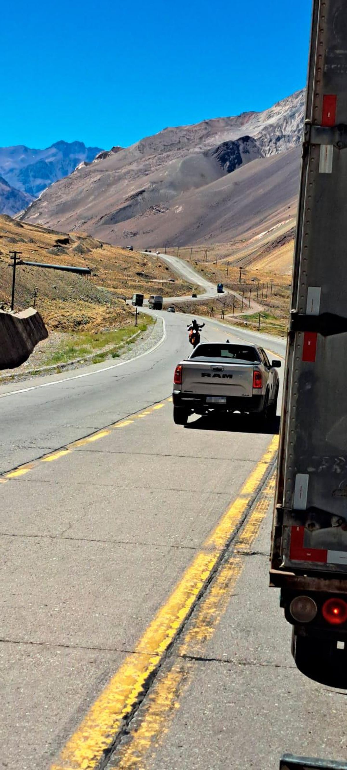 Otro automovilista pasa en doble l&iacute;nea amarilla. Fue multado por la Municipalidad de Las Heras.