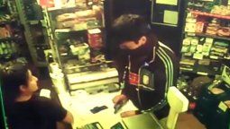Delincuentes asaltaron un almacén en Villa Nueva y quedaron grabados