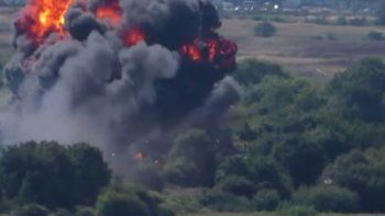 Video: siete personas murieron al estrellarse un avión durante un festival aeronáutico en Inglaterra