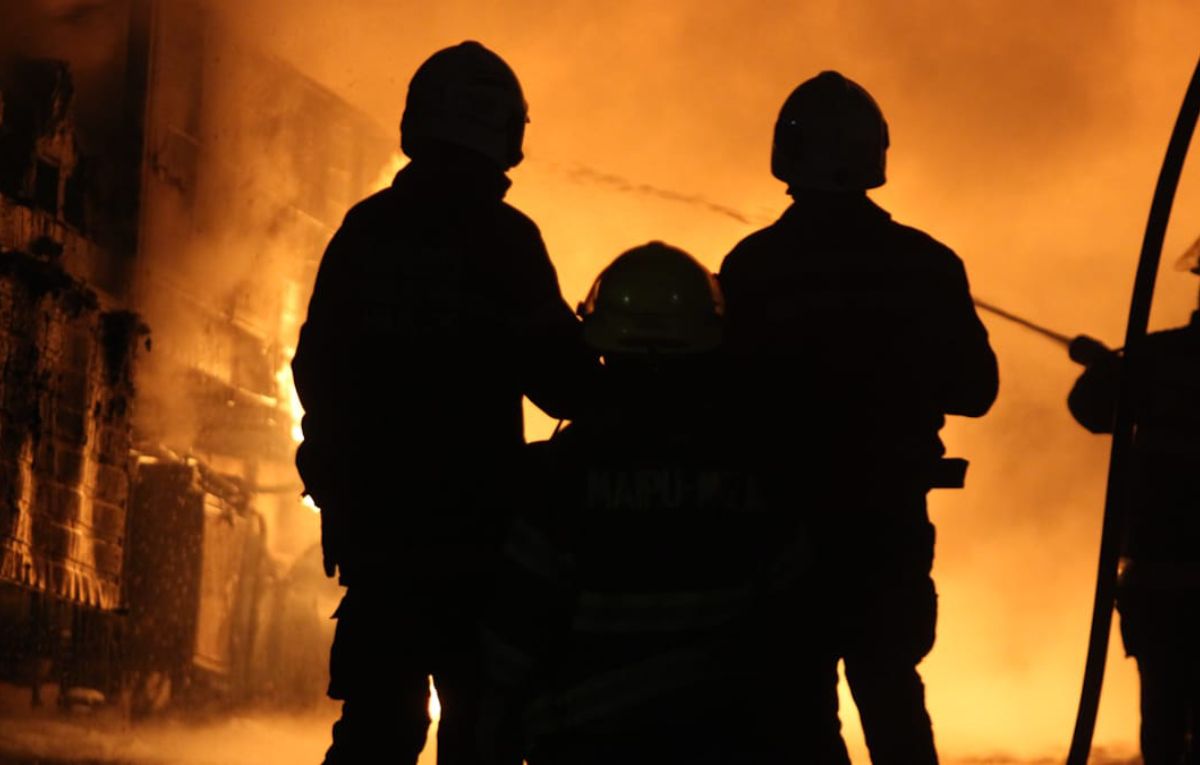 Los Bomberos de Maipú trabajan en controlar el fuego en el galpón en la zona de Carril Gómez.