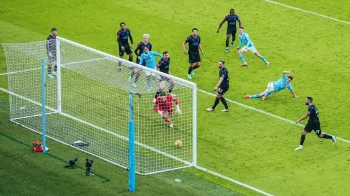 Desde el piso Julián Álvarez conectó el balón y anotó el segundo gol del Manchester City. Desde el piso Julián Álvarez conectó el balón y anotó el segundo gol del Manchester City.